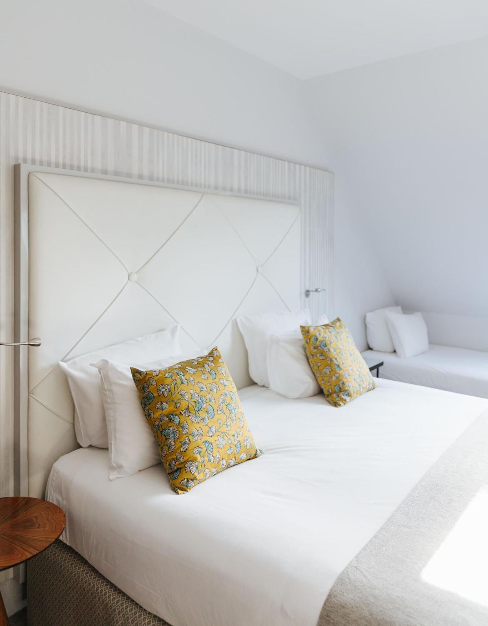 Privilege Triple Room courtyard or street view