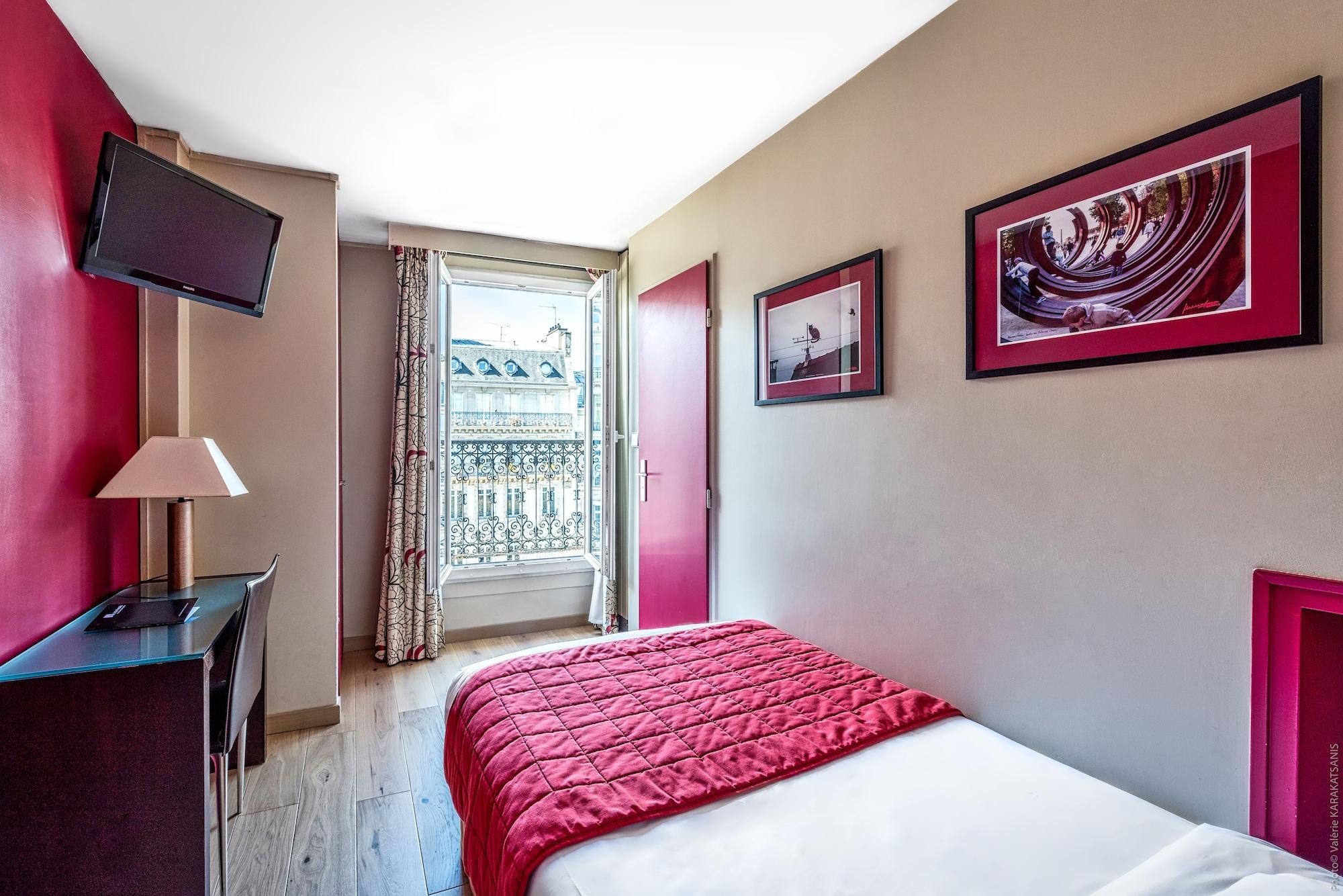 Single Room View on the Arc de Triomphe,1709881416:JPEG