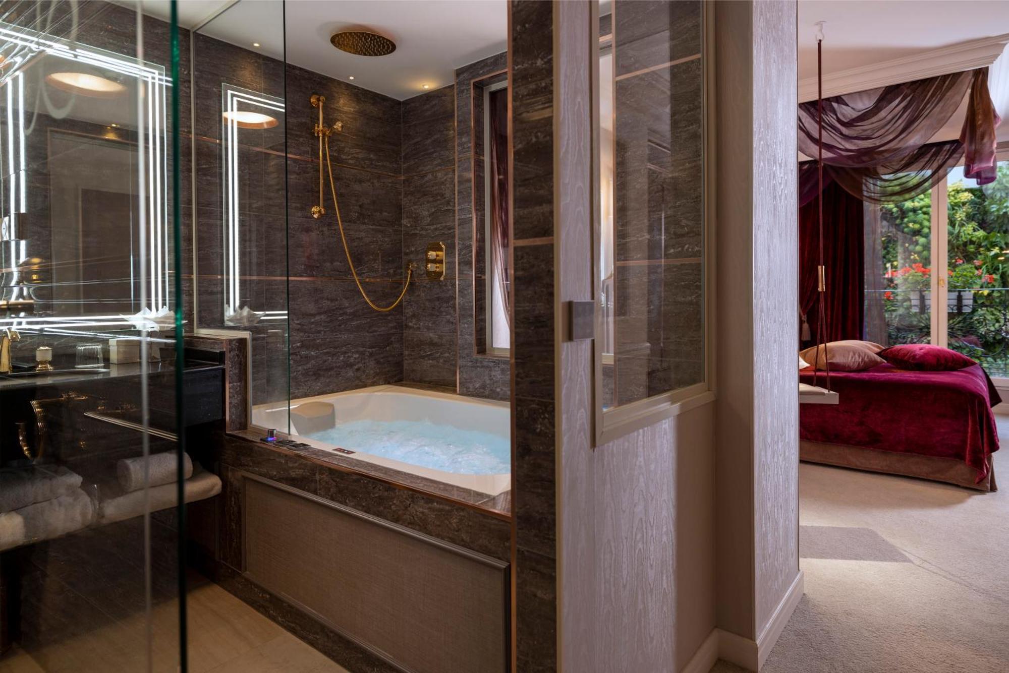Deluxe Room Precious Jacuzzi
