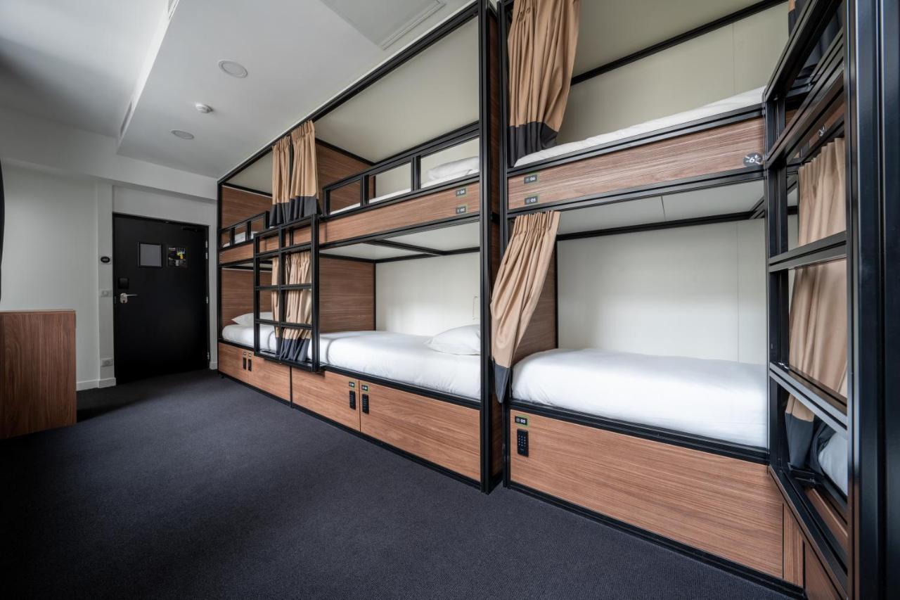 Dormitorio Femminile con 8 Letti