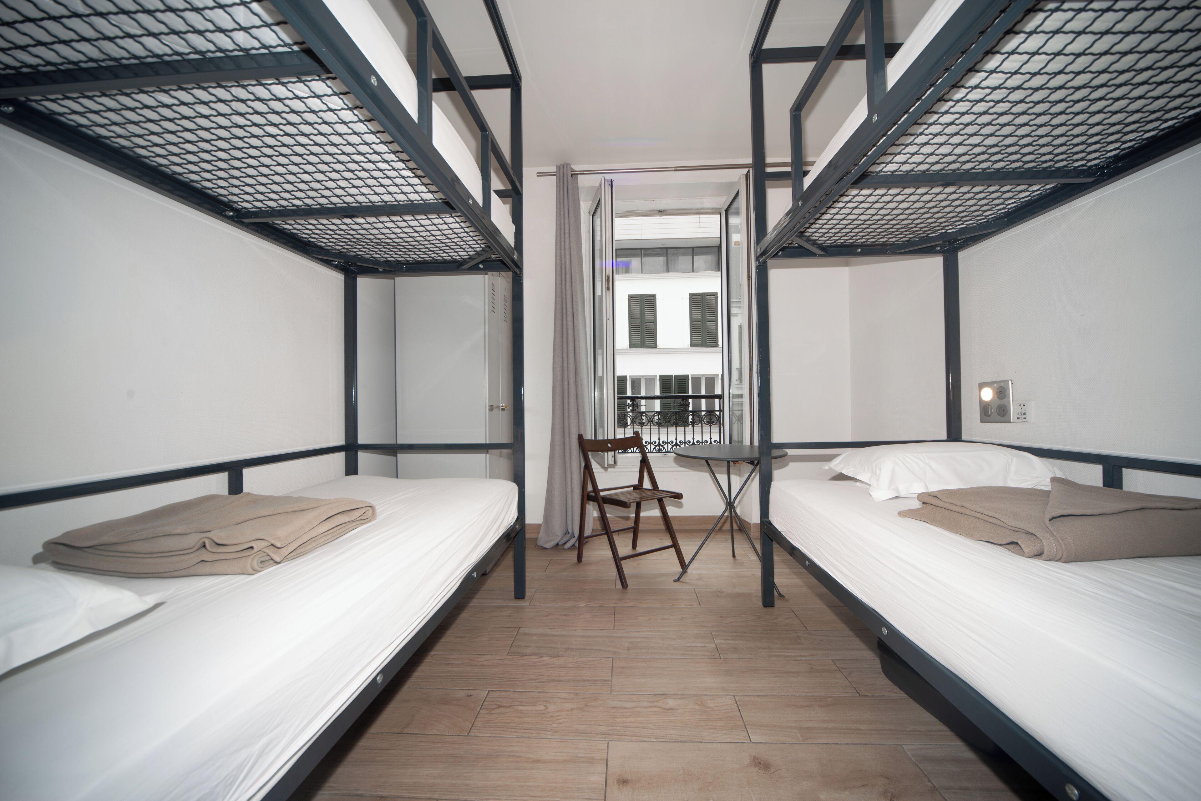 Posto Letto in Dormitorio Misto con 4 Letti