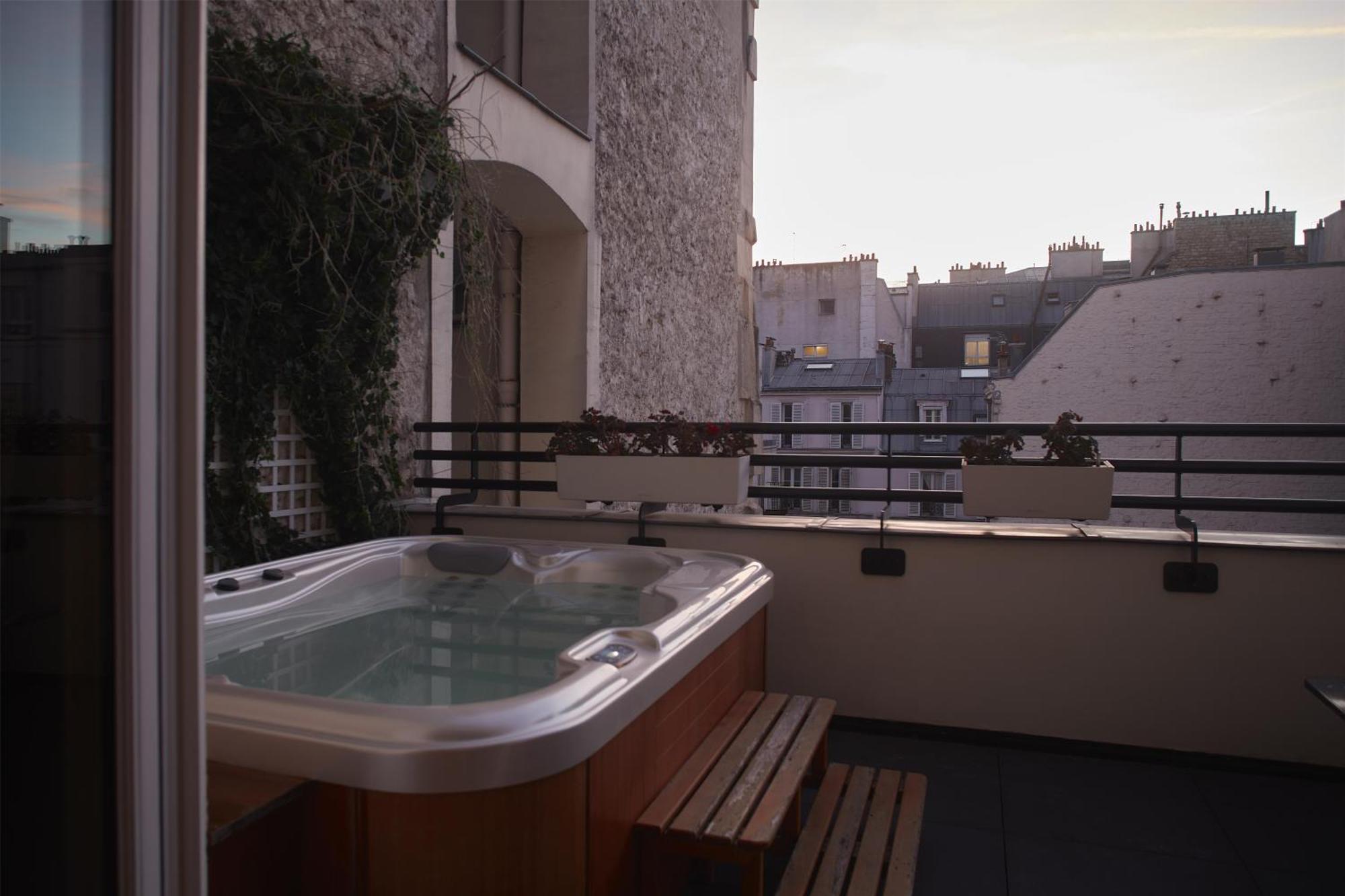 Luxury Room – Midnight bath Jacuzzi Terrace