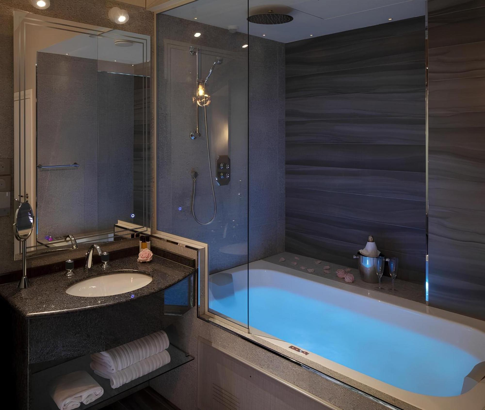 Deluxe Room Precious Jacuzzi
