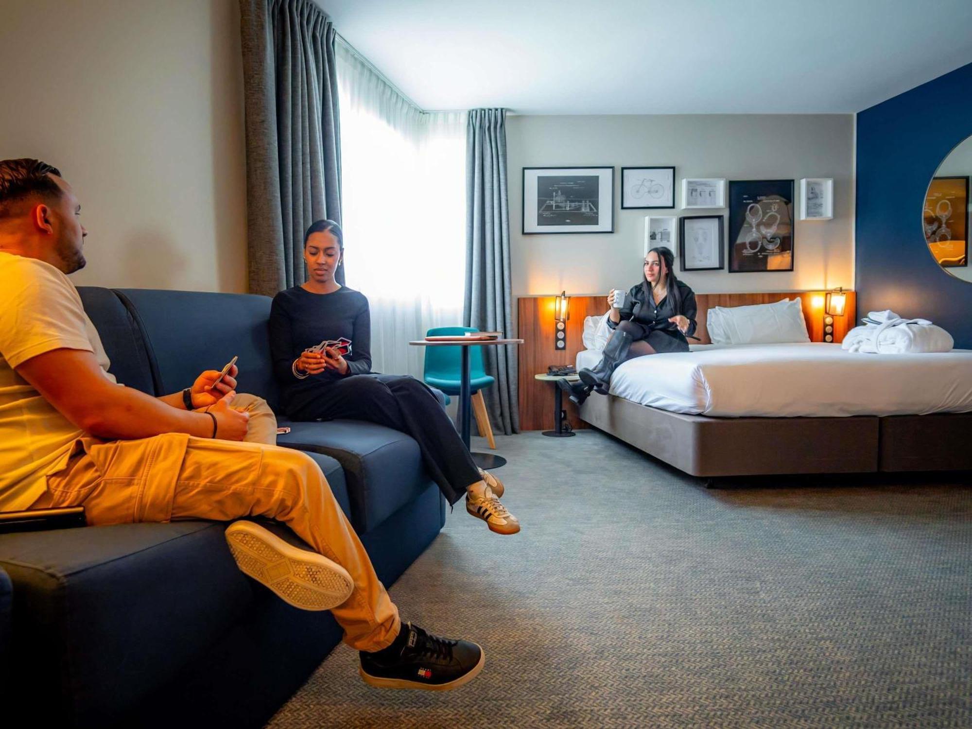 JUNIOR Suite EIFFEL TOWER View One DBL KING-SIZ E Bed Sofa Bed Two PPL