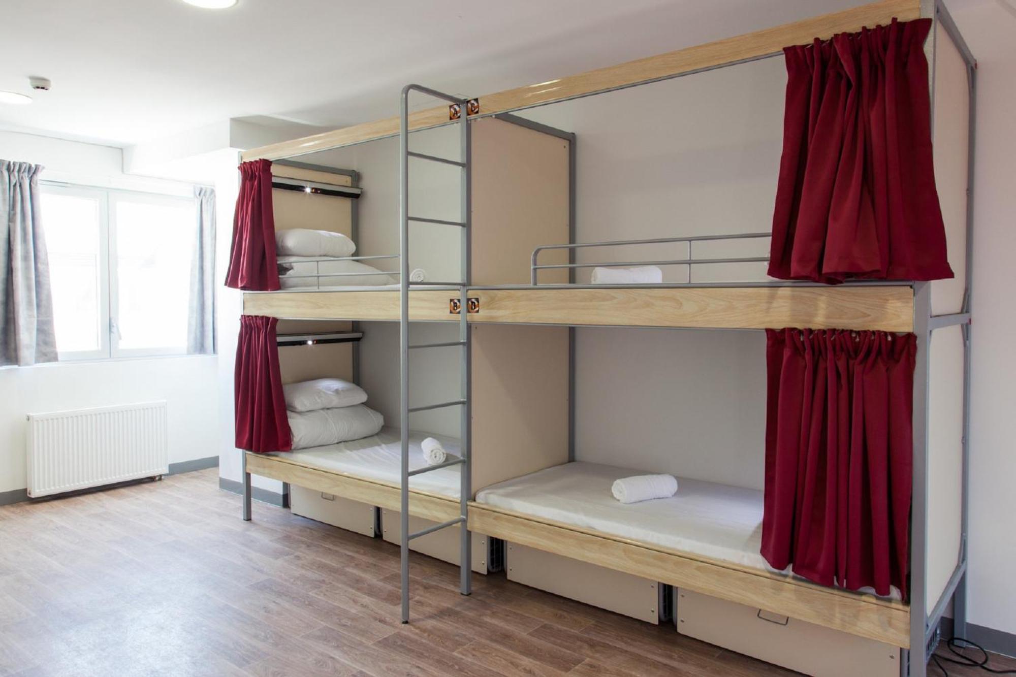 Posto Letto in Dormitorio con 4 Letti e Bagno in Comune