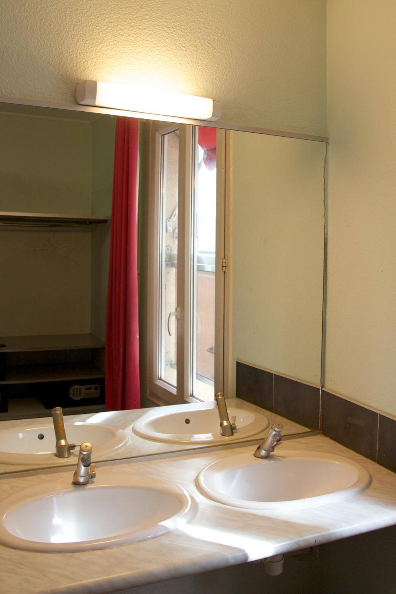 Camera Doppia con Letti Singoli e Bagno in Comune